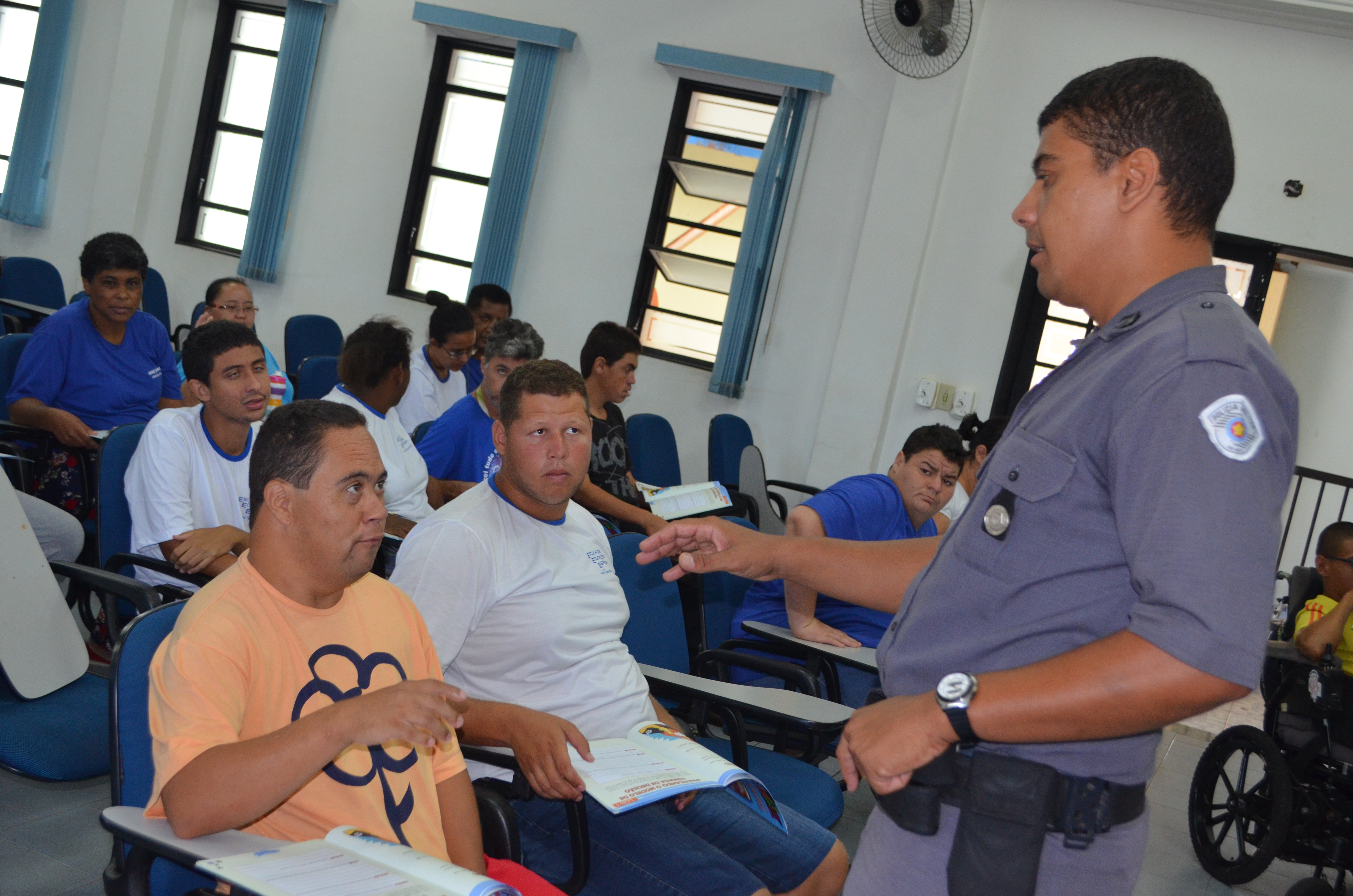 Cabo Márcio José da Silva durante palestra para alunos da APAE Batatais
